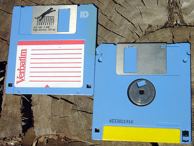 Floppy disk con etichetta da 3 1⁄2-inch ad alta densità.