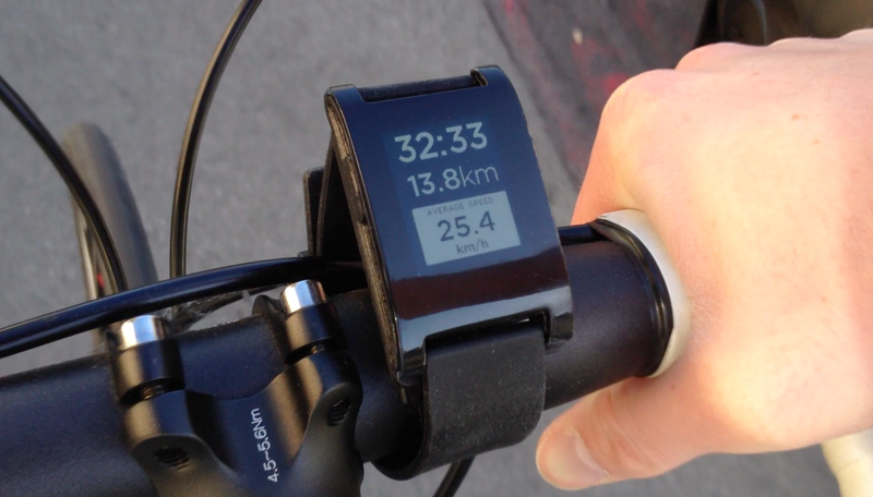 Smartwatch Pebble montato su una bici.